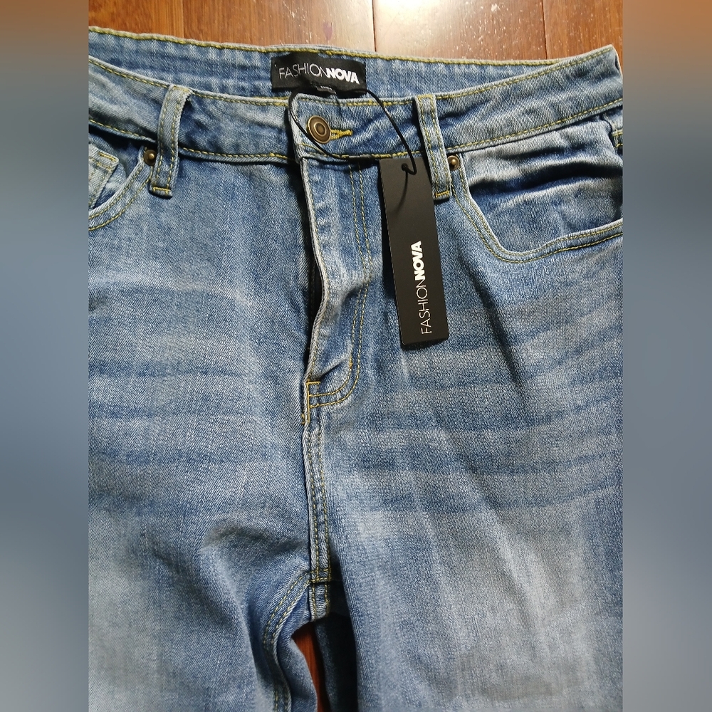 Stylish Fashion Nova Medium Wash Blue Straight Leg Jeans NWT - Picture 15 of 16